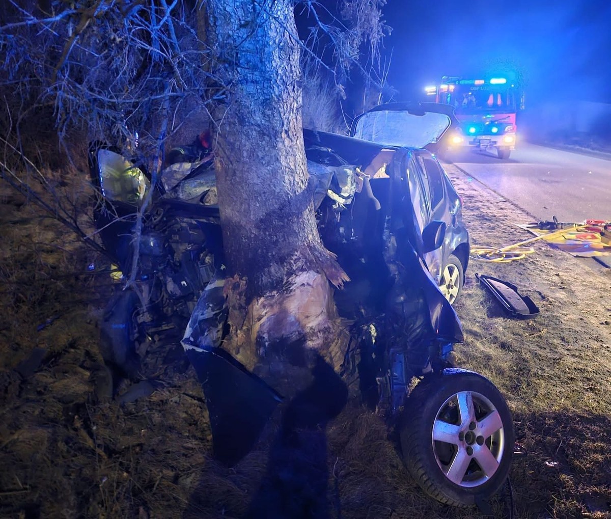 Tragedia w Wielkanoc. 17-latek uderzył autem w drzewo. Nie przeżył