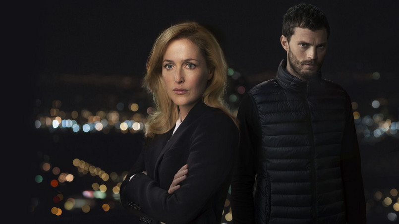 "The Fall" Fantastyczna Gillian Anderson wciela się w rolę zimnej i seksownej pani detektyw. Wezwana na mroczne ulice Belfastu będzie próbowała schwytać mordercę (Jamie Dornan) o nieprzeciętnej inteligencji i wyrachowaniu, którego fetyszem jest dokumentowanie cierpienia zamordowanych przez niego kobiet. „Upadek” pomimo tradycyjnego schematu śledczy – morderca łatwo wymyka się popkulturowym wzorcom. Dużo pracy twórcy włożyli w to, by widz dokładnie poznał portret psychologiczny mordercy, który coraz śmielej zaczyna sobie pogrywać ze ścigającą go Stellą Gibson. Dlaczego warto obejrzeć? - Genialna rola Jakiego Dornana oraz Gillan Anderson - Centrum wydarzeń to miasto Belfast – często pomijane w tego typu produkcjach - Wraz z serialem zagłębiamy się w świat mordercy, dokładnie poznajemy jego sposób działania