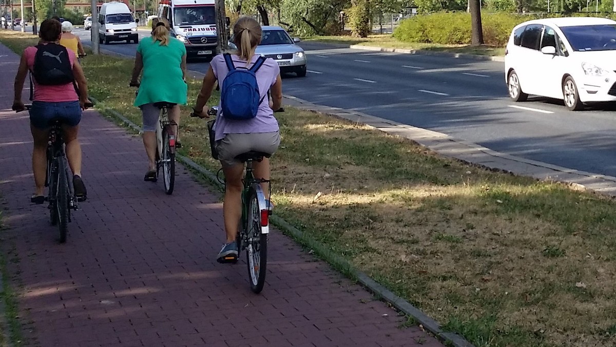 Mowa o kaskach ochronnych stosowanych przez rowerzystki. Co ciekawe, dwukrotnie częściej używają ich mężczyźni jeżdżący na rowerach. Krajowa Rada Bezpieczeństwa Ruchu Drogowego opublikowała raport o stosowaniu kasków ochronnych przez użytkowników dwóch kółek. Najlepiej wypadają w nim motocykliści i motorowerzyści - kask miał na sobie niemal każdy przebadany.