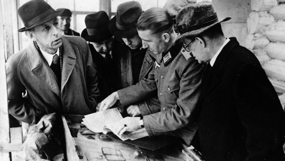 Członkowie wyznaczonej przez Niemców delegacji przeglądają dokumenty znalezione przy ofiarach zbrodni katyńskiej