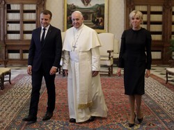 Odważne obnażenie: Brigitte Macron zignorowała dress code na adiencji u papieża i... świetnie na tym wyszła. FOTO