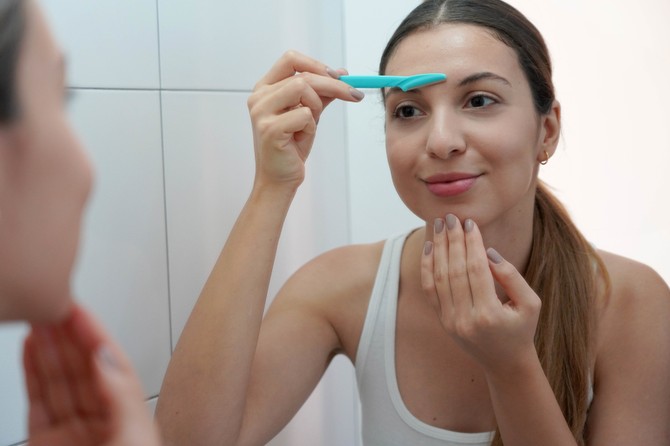 Dermaplaning tehnika "brijanja lica"