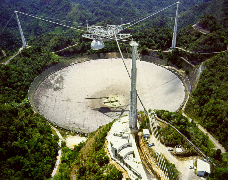 Obserwatorium Arecibo w Puerto Rico jest drugim pod względem wielkości radioteleskopem na Ziemi i okresowo gromadzi również dane dla SETI