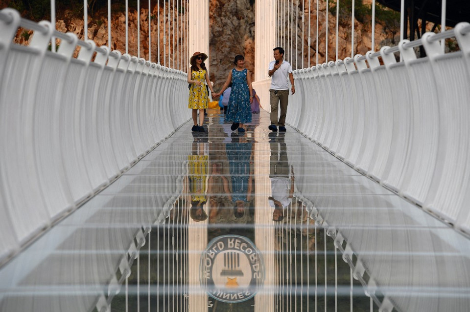 Rekordowy szklany most Bach Long otwarty w Wietnamie