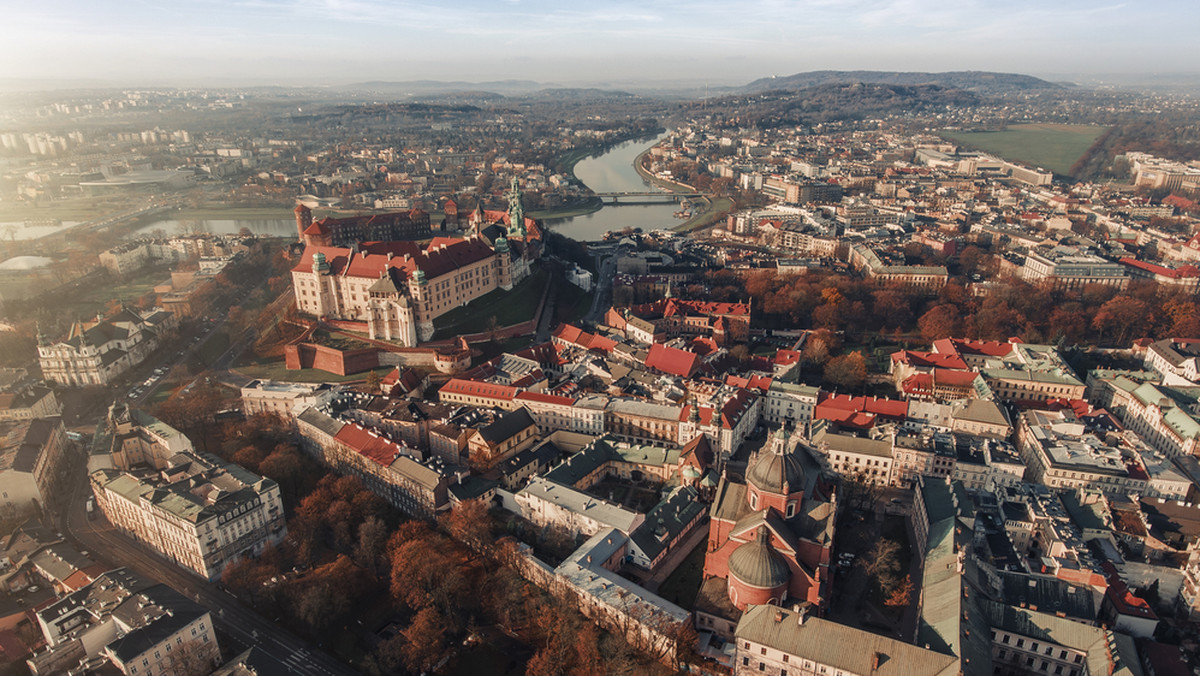 Kraków jest jednym z najchętniej odwiedzanych polskich miast. Dawniej był stolicą Polski i siedzibą królów. Każdy wie, co to Wawel czy Kościół Mariacki - ale czy wiesz, gdzie znajdują się miejsca, o które pytamy w tym quizie? Rozwiąż i sprawdź swoją wiedzę!