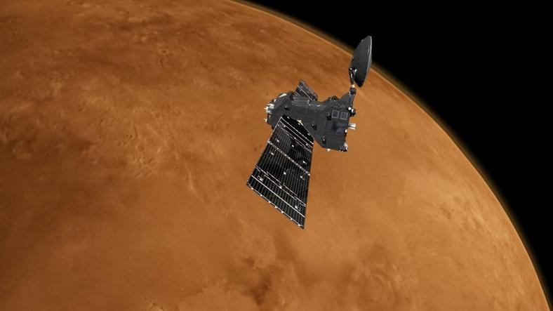Wizja artystytczna sondy Trace Gas Orbiter nad Marsem 