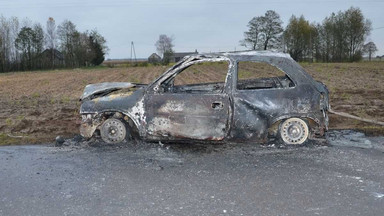Opel stał w ogniu. Jedna osoba nie żyje