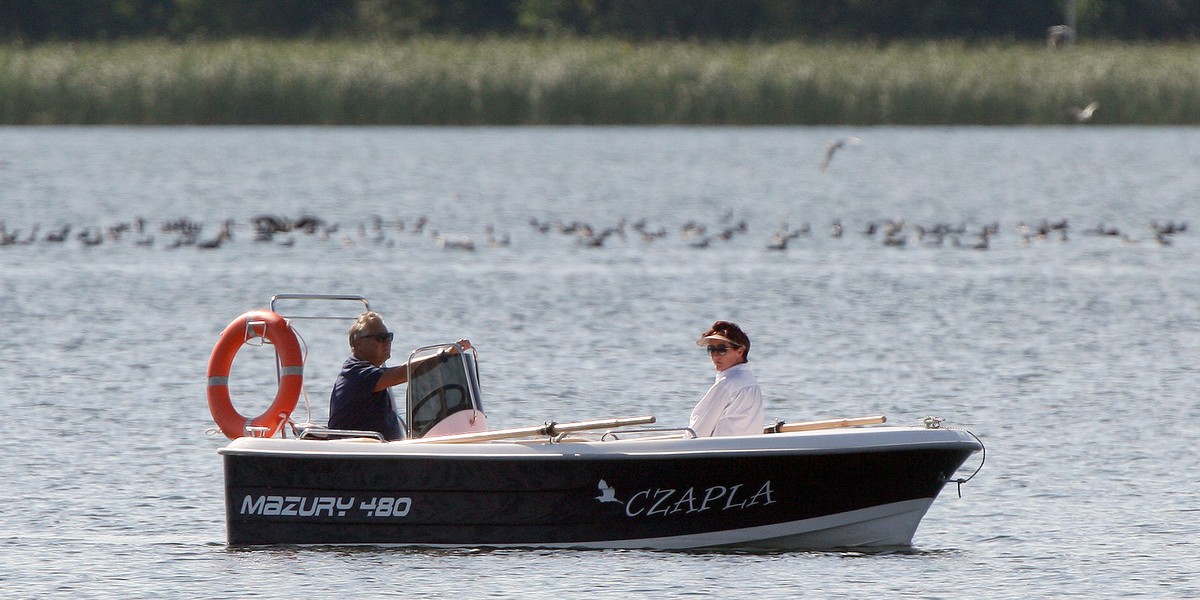 ALEKSANDER I JOLANTA KWAŚNIEWSCY WYPOCZYWAJĄ NAD JEZIOREM 