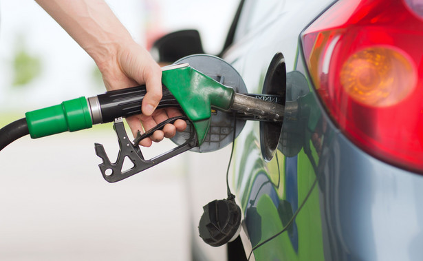 Cena benzyny z sufitu? Zobacz, ile litrów paliwa za średnią pensję można kupić w Polsce i na świecie