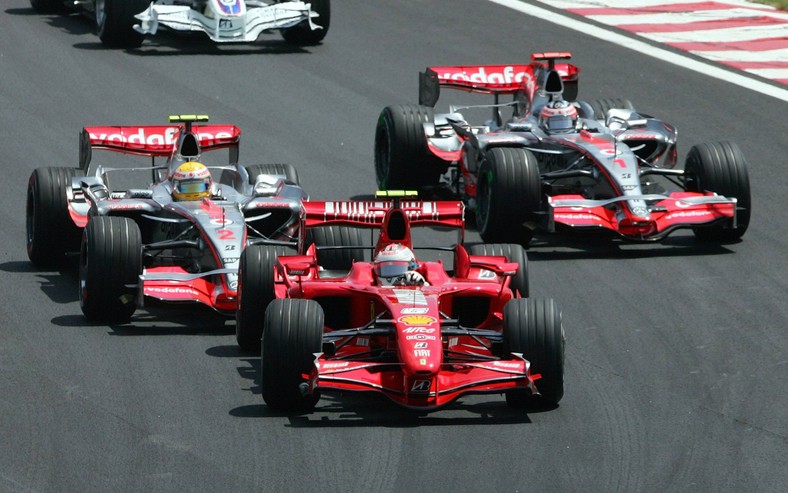 Kimi Räikkönen (Mitte) vor Lewis Hamilton (links) und Fernando Alonso (F) (21. Oktober 2007)