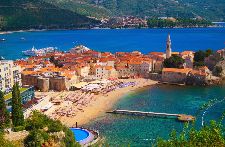 Budva
<br><br>
Położona w bezpośrednim sąsiedztwie Sveti Stefan Budva stanowi główny cel wczasowiczów spragnionych bałkańskiego słońca. Miasto oraz jego okolice są najbardziej skomercjalizowaną częścią czarnogórskiego wybrzeża. Szukającym spokoju polecamy więc położony nieopodal niezwykle klimatyczny kurort Petrovac.