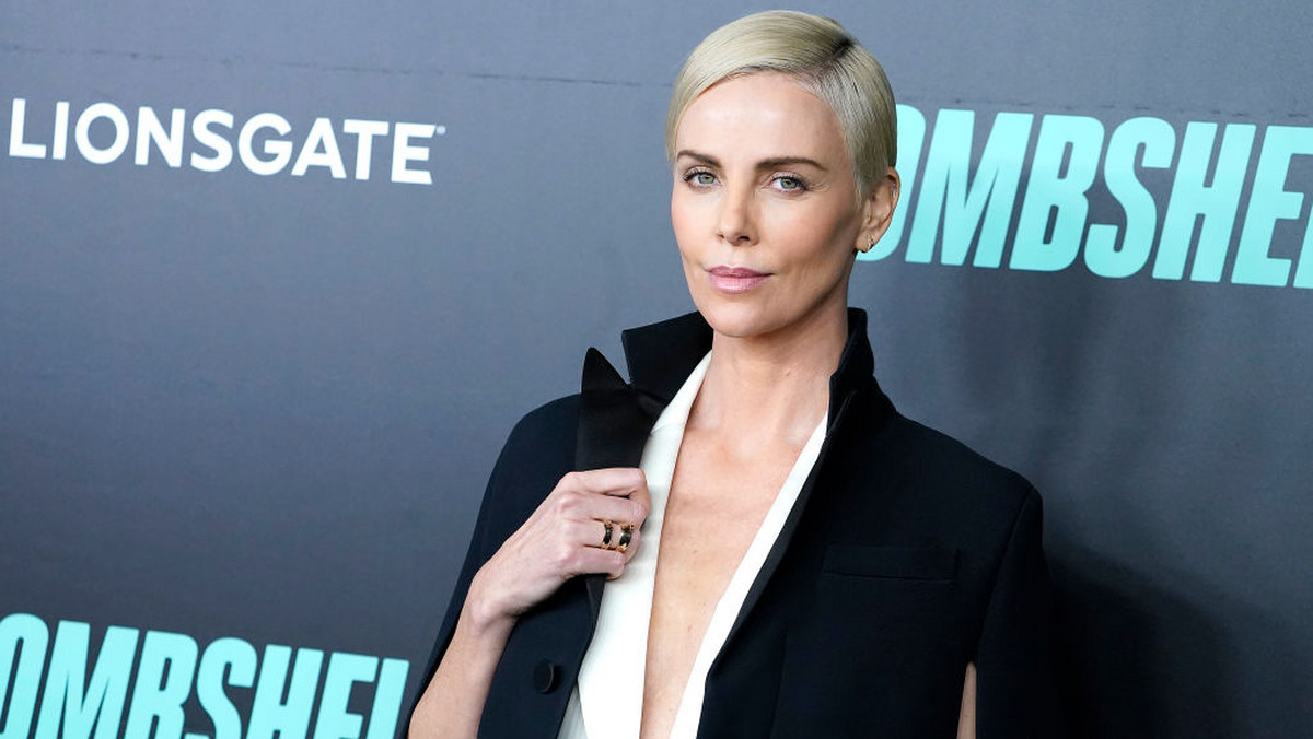 Charlize Theron po raz pierwszy ze szczegółami opowiedziała o dramatycznej historii z młodości: jej matka zabiła ojca w samoobronie, kiedy Charlize miała 15 lat. "Im więcej o tym głośno mówimy, tym bardziej zdajemy sobie sprawę z tego, że nie jesteśmy z tym sami" - tłumaczy.