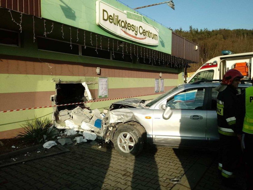 Tragiczny wypadek w Sułkowicach. Samochód wbił się w sklep