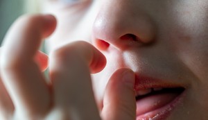 Gutanje  sluzi iz nosa nije štetno, ali se ne preporučuje