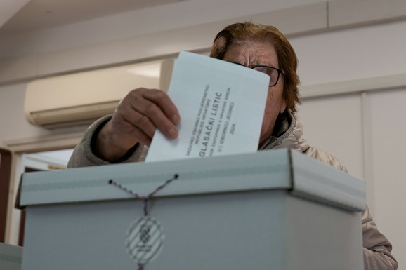 IZBORI U HRVATSKOJ Tri sata pre zatvaranja birališta glasalo 50,6 odsto birača: Glasači čekaju u redovima da obave građansku dužnost