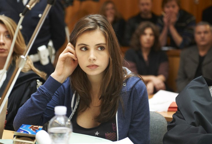 Twarz anioła, reż. Michael Winterbottom
<br><br>
Zanim powstał film, o tej historii było głośno na całym świecie. Prasa pisała, że „jest w niej wszystko, czego potrzebuje dobry kryminał: morderstwo, miłość, seks, narkotyki, piękna podejrzana i kontrowersyjny prokurator snujący teorię satanistycznej orgii seksualnej, która miała doprowadzić do śmierci niewinnej dziewczyny.” To miał być film o „pięknej morderczyni”, która stała się celebrytką znaną jako „Foxy Knoxy”. Tabloidowa historia, która trafiłaby do masowej wyobraźni. Ale rzeczywistość okazała się ciekawsza niż tania sensacja opisana w prasie… [opis dystrybutora]