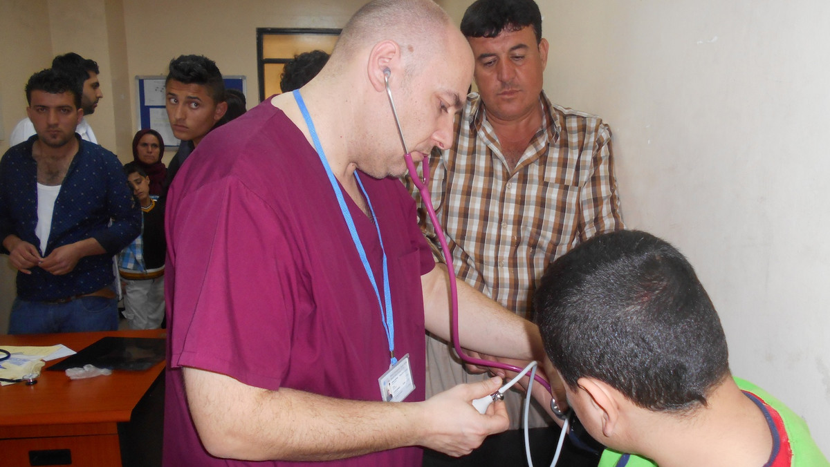 Trójka lekarzy z Zespołu Ratunkowego PCPM wspiera oddział ratunkowy szpitala Rozh Halat w Erbilu, w Kurdystanie. Iracki region zmaga się z narastającą liczbą uchodźców wewnętrznych oraz uciekinierów z Syrii. Fundacja PCPM odpowiedziała na apel o pomoc medyczną, z którym zwrócił się kurdyjski Minister Zdrowia do społeczności międzynarodowej.