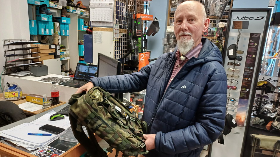 Pan Grzegorz ze Skierniewic wybrał się do Łodzi, aby skompletować swój plecak ucieczkowy w działającym tam sklepie marki "Wojskowe.eu"