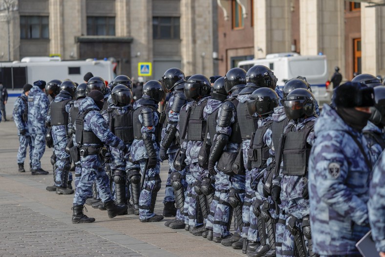 Rosyjskie służby bezpieczeństwa na antywojennym proteście w Moskwie, marzec 2022 r.