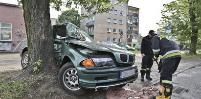 Roztrzaskał bmw w środku miasta. Odmówił powtórnego dmuchania w alkomat