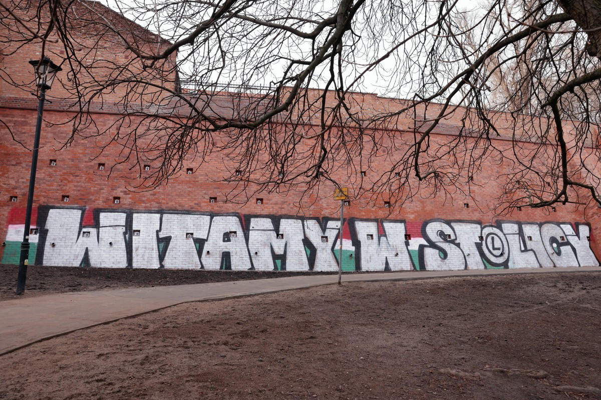 Zdewastowany historyczny mur ceglany na Mariensztacie