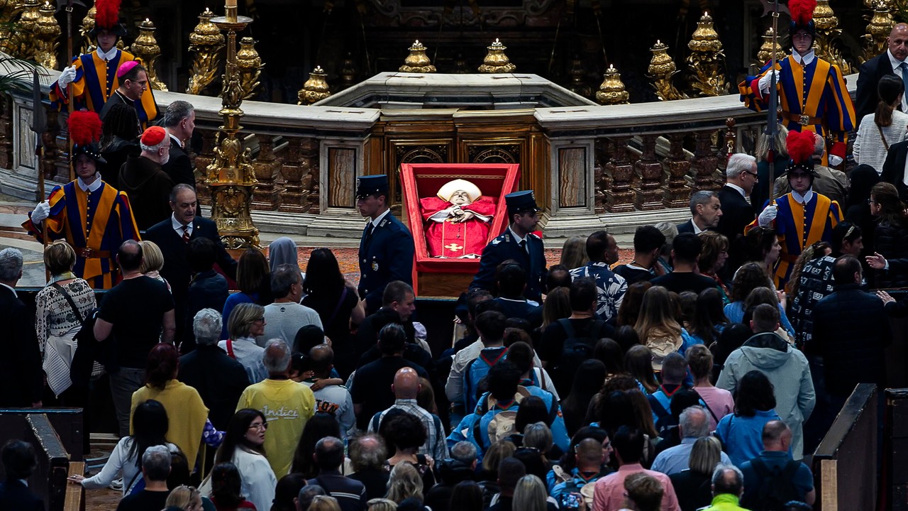 Polscy księża w Watykanie żegnają papieża. Padły wzruszające słowa