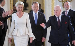 Andrzej Duda odebrał uchwałę PKW o wyborze na prezydenta RP. Prezes PiS się spóźnił. "Korki w Warszawie..."