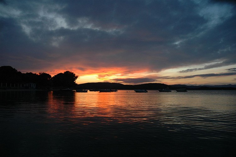 7. Chalkidiki – 1,78 proc. Półwysep Chalcydycki, leżący na północy Morza Egejskiego, na południowy wschód od miasta Saloniki, stał się popularnym celem dla turystów w latach 80., a w mniejszym stopniu już w latach 50. Wśród pięknej roślinności oraz plaż i krystalicznie czystego morza znajdziemy zarówno rejony tętniące życiem za dnia i nocą, jak i spokojne zakątki. W 2013 r. pojawił się kontrowersyjny pomysł wpuszczenia na półwysep kanadyjskiej firmy, która zajęłaby się wydobyciem złota. Ciekawostka: w lipcu 2003 r. w kurorcie Porto Carras liderzy UE przedstawili pierwszą, roboczą wersję unijnej konstytucji. Zdj. Adrian Libotean [CC-BY-SA-2.0 (http://creativecommons.org/licenses/by-sa/2.0)], via Wikimedia Commons