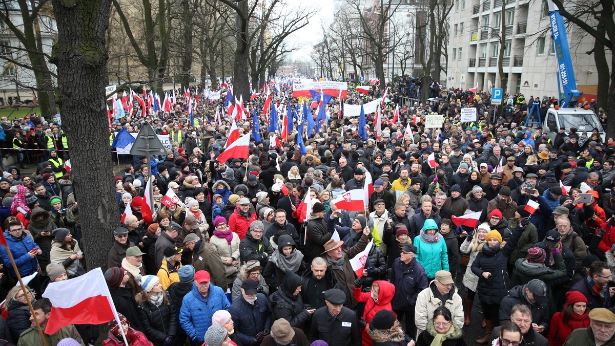 Ponad dwa tysiące osób zebrało się w sobotnie południe na placu Solnym we Wrocławiu, by zamanifestować w obronie konstytucji i demokracji. Podobne demonstracje odbyły się także w innych miastach, m.in. w Szczecinie, Lublinie i Bielsku-Białej. Największą manifestację zorganizowano przed Trybunałem Konstytucyjnym w Warszawie.