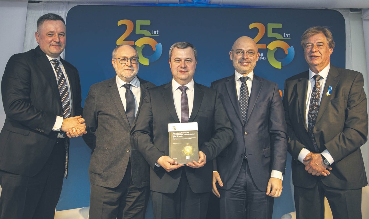 Jubileusz URE w 2022 r. Na zdjęciu: Mariusz Swora, Maciej Bando, Rafał Gawin, Michał Kurtyka i Leszek Juchniewicz