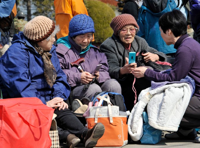 Uratowani starsi mieszkańcy Ishinomaki w prefekturze Miyagi