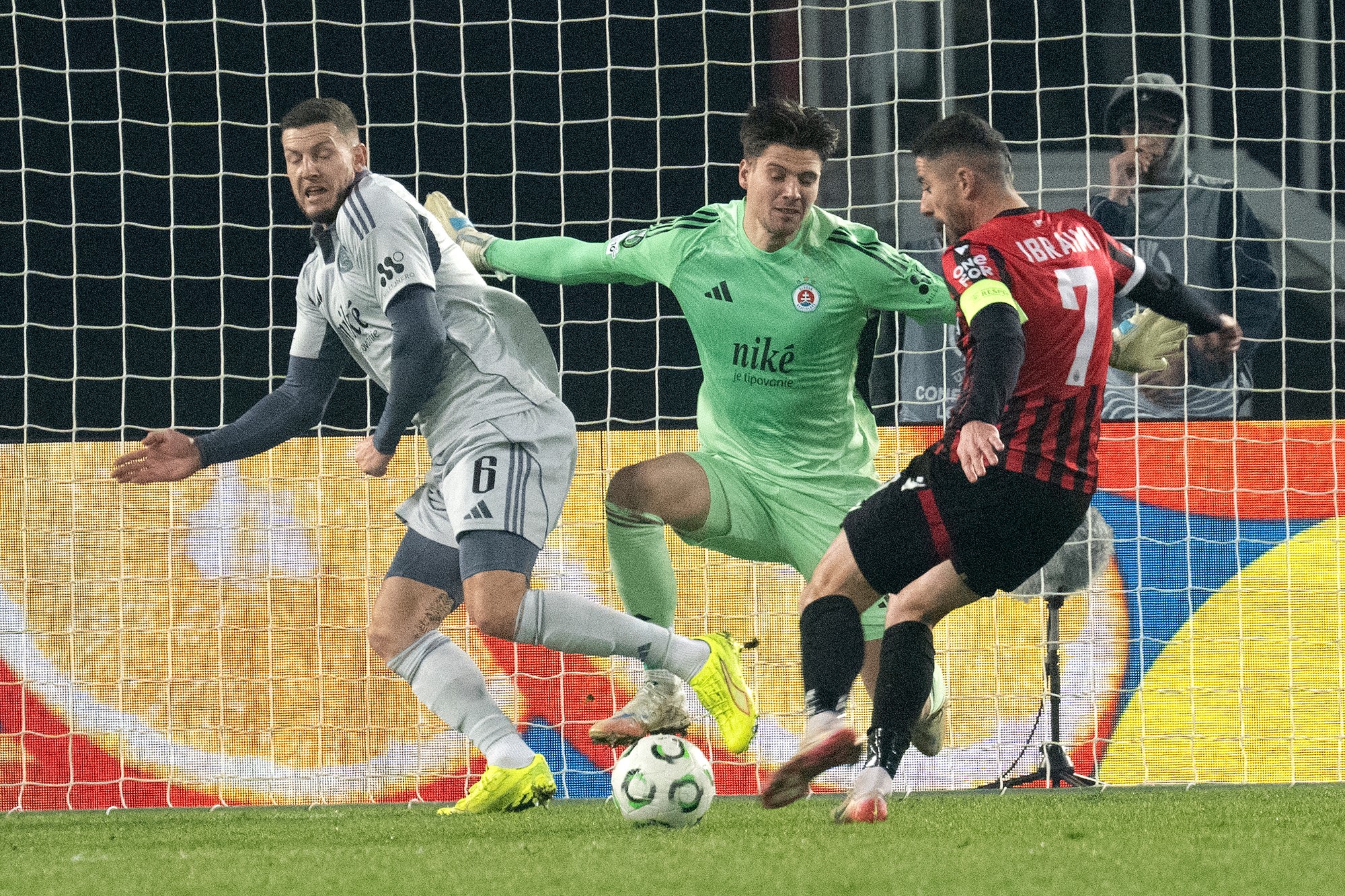 Sprava Klisman Cake (Škendija), Dominik Takáč a Kevin Wimmer (obaja Slovan). 