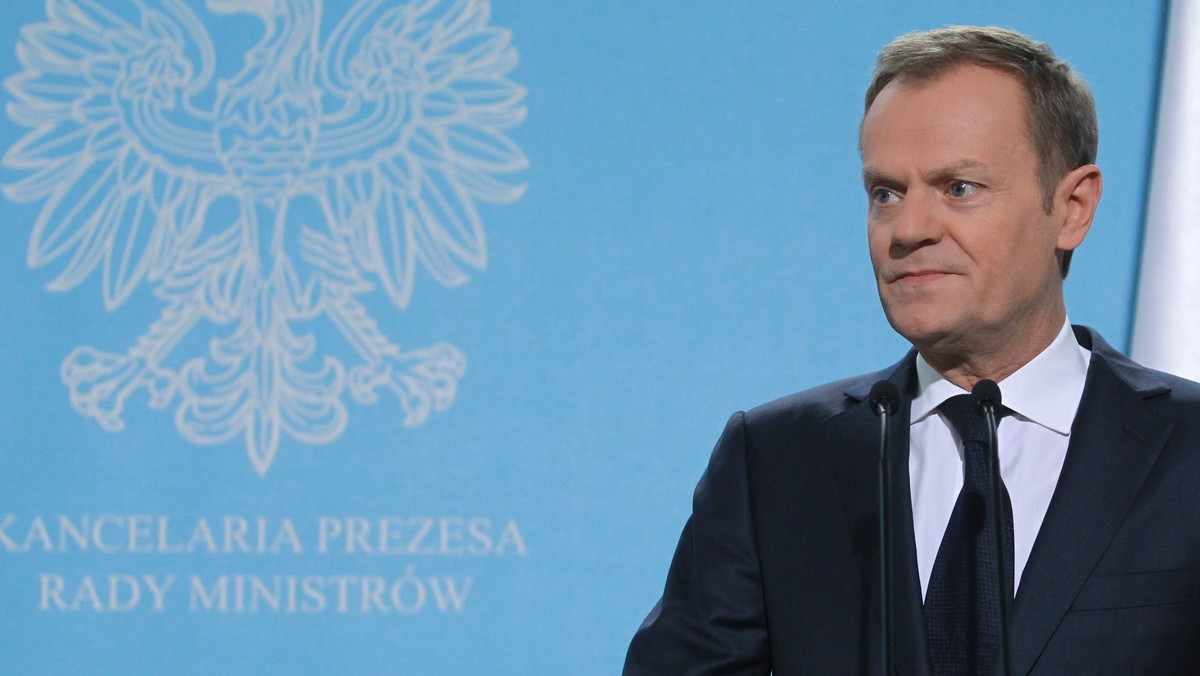 Premier Donald Tusk poinformował, że zlecił ministrowi sprawiedliwości Jarosławowi Gowinowi pilne przygotowanie projektu zmian w ustawie o prokuraturze dotyczących m.in. usytuowania prokuratury wojskowej. To efekt konfliktu między prokuraturą generalną a podległą jej prokuraturą wojskową. - Decyzje rządowe nie będą wskazaniem kto ma rację w tym sporze. Nie o to chodzi. Chodzi o takie zmiany organizacyjne i być może korekty ustawowe, które w przyszłości pozwolą uniknąć takich nieporozumień - wyjaśnił.