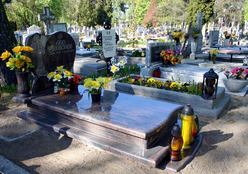 Spór między dwiema kobietami toczył się wokół nagrobka posadowionego zbyt ciasno pomiędzy istniejącymi grobami na dobromiejskim cmentarzu.