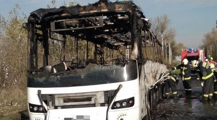 A kiégett busz romjai a hatos főúton /Fotó: Police.hu