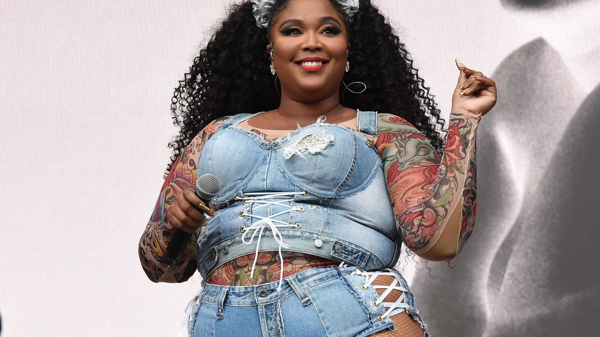 Brawo! Lizzo szerzy body positive w szydełkowym staniku