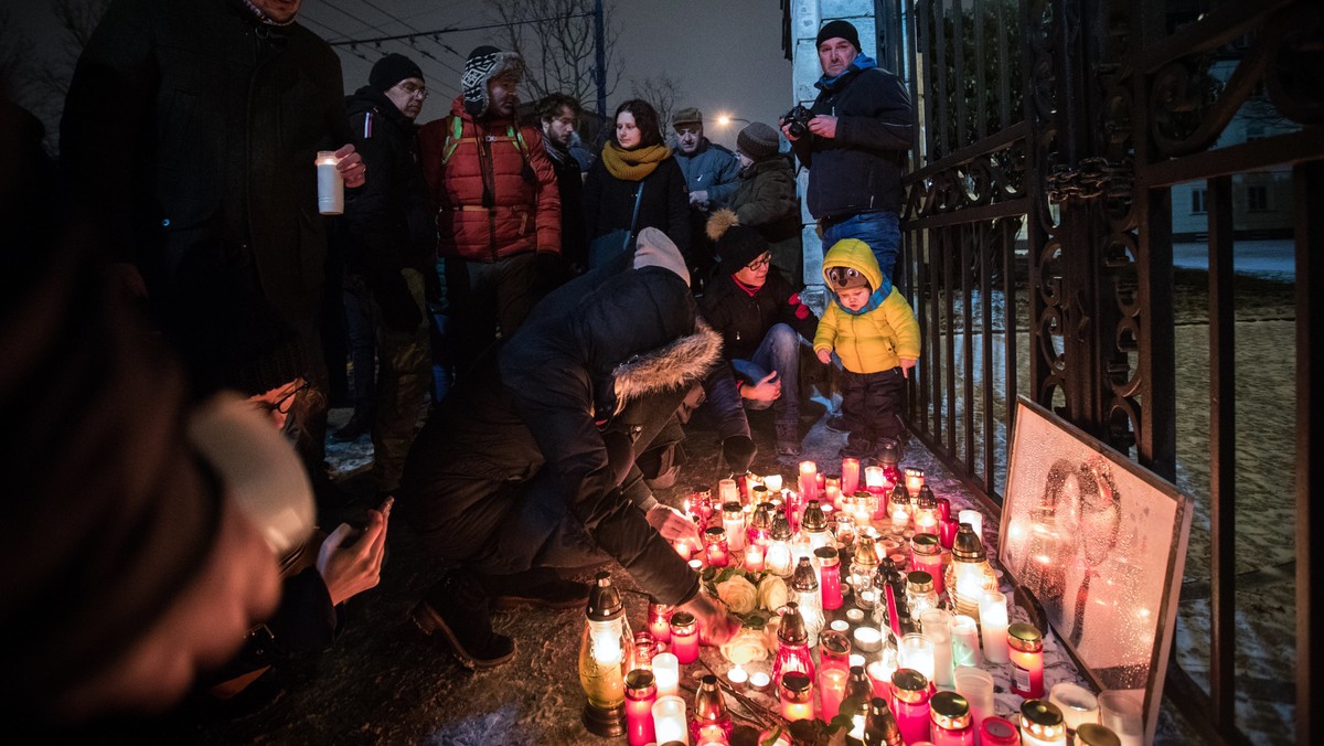 Słowacka policja prowadząca śledztwo w sprawie zabójstwa dziennikarza śledczego Jana Kuciaka zwolniła w nocy co najmniej sześć z siedmiu zatrzymanych osób. Wszyscy oni mają włoskie obywatelstwo - podała prywatna słowacka telewizja. Wśród zwolnionych jest Antonio Vadala, o którym media pisały, że ma kontakty z włoską mafią.