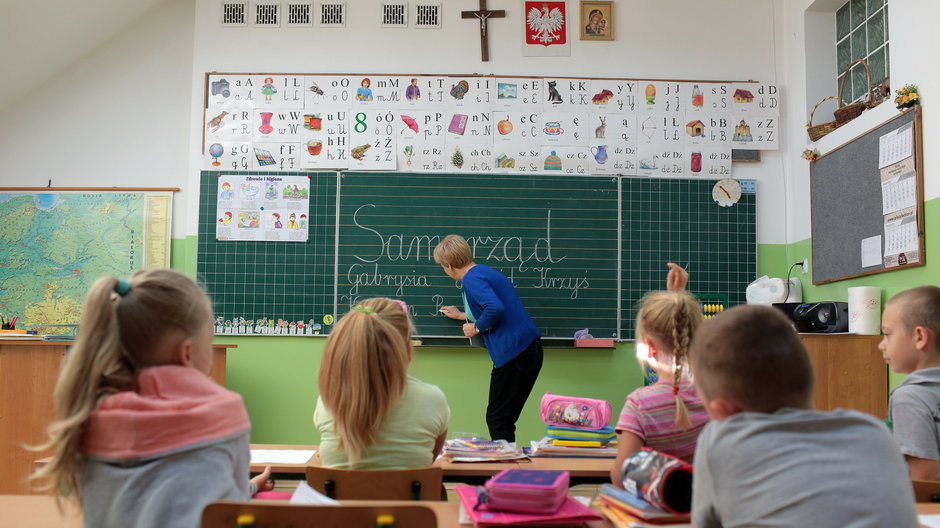 Polscy nauczyciele są jednymi z najgorzej wynagradzanych na świecie. Za swoją roczną pensję mogą się wybrać na samochodową wycieczkę nie dalej, niż 202 tys. km od domu.