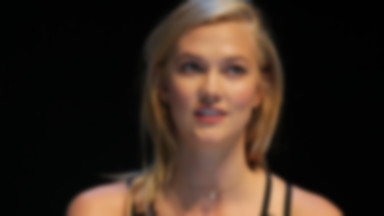 Karlie Kloss w kreacji z głębokim dekoltem. Odważnie!