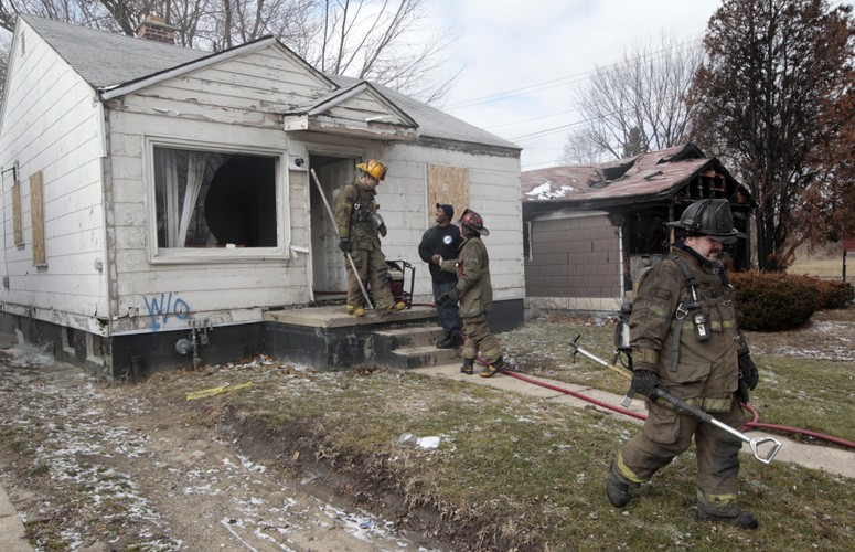 W Detroit kwitnie przestępczość. Miasto jest liderem amerykańskich statystyk dotyczących poziomu morderstw. Średni czas oczekiwania na przyjazd policji po wezwaniu wynosi tu już prawie godzinę. Poszukując oszczędności władze miasta podjęły decyzję o wyłączeniu 40 proc. oświetlenia ulicznego i zamykaniu parków miejskich.