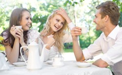 Koronawirus latem rozprzestrzenia się intensywniej wśród młodych ludzi