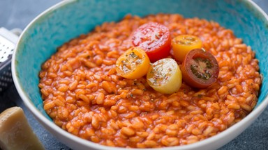 Danie z ryżem? Spróbuj pomidorowego risotto. Palce lizać!