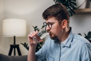 Taka woda działa jak trucizna. Polacy nie mają o tym pojęcia i piją ją hektolitrami