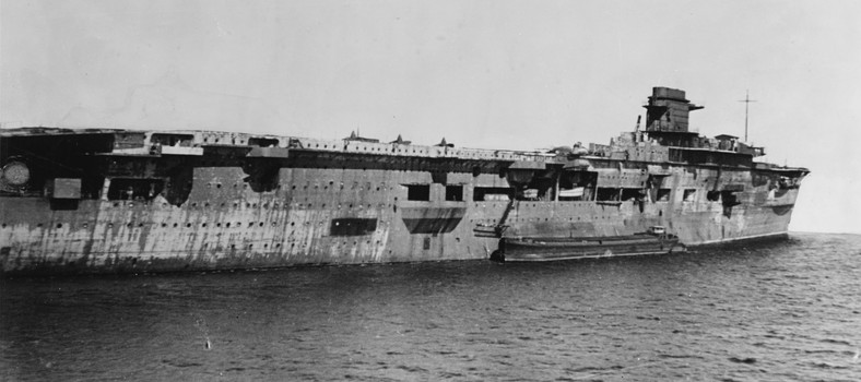 Lotniskowiec "Graf Zeppelin" w Świnoujściu po podniesieniu wraku z dna