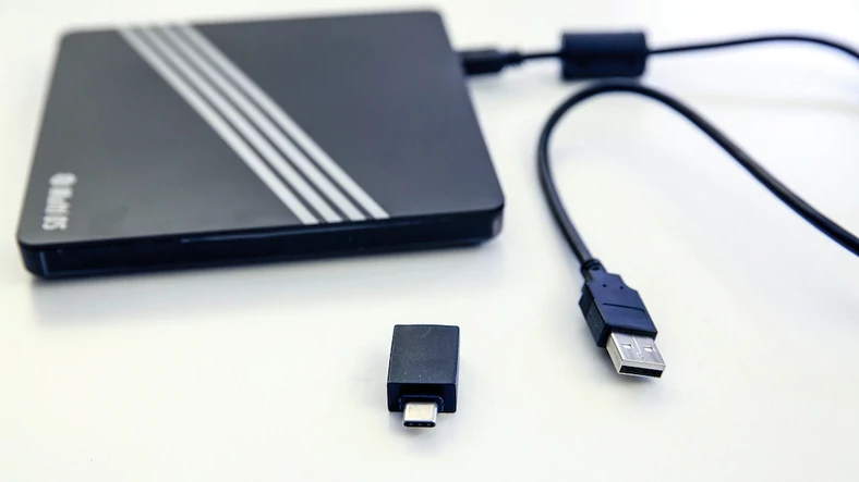 Świetnie: Hitachi dołącza do nagrywarki GPM1NB10 przejściówkę z USB Type-A na USB-C.
