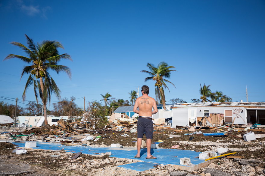 Bill Quinn w miejscu, gdzie stał jego dom na kółkach zniszczony przez huragan Irma, Seabreeze Trailer Park w Islamorada na Florydzie.