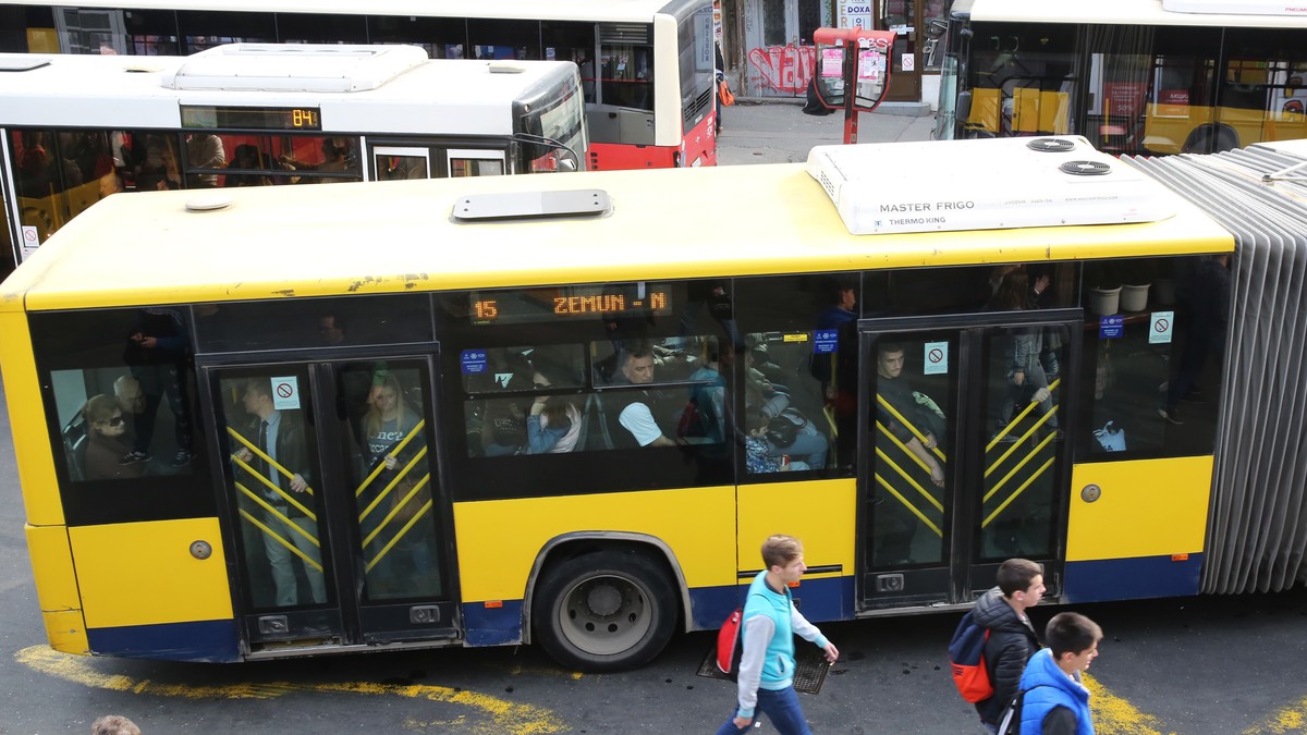 Žena ostala zaglavljena na vratima autobusa u Zemunu, pa ispala, teško je povređena
