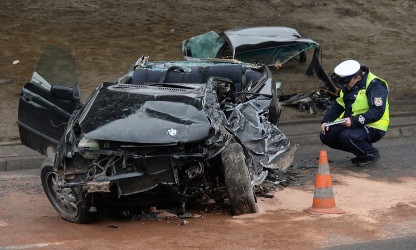 BMW rozbite na filarze mostu Łazienkowskiego w Warszawie