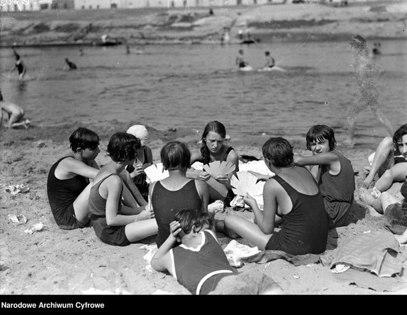 Plaża nad Wisłą w Krakowie - rok 1929 - zdjęcie pochodzi z archiwów Narodowego Archiwum Cyfrowego