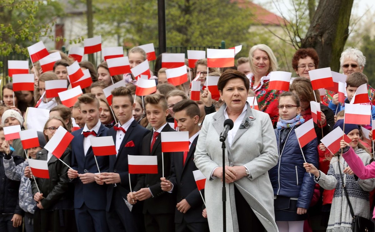 Premier Szydło: Musimy zrobić wszystko, by łączyła nas biało-czerwona, hymn, godło, flaga - polskie symbole